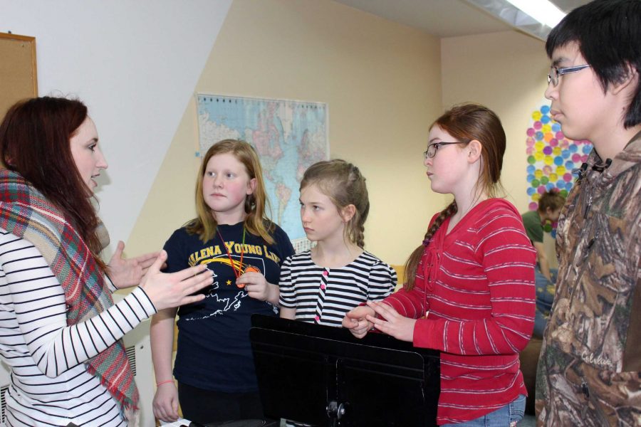 Ptarmigan Hall music and arts director Natalie Olender guides students during their first day of practice in preparation for the upcoming Riff@N*Hook finale concert. Photo by Chloe Tinker.